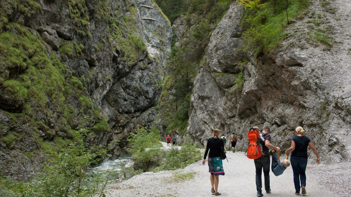 Die mystische Kundler Klamm ist ein schönes Naturschauspiel, das wirklich jeder erleben kann. Denn der Weg entlang der Wildschönauer Ache, umgeben von imposanten, 200 Meter hohen Felsen, ist auch für Kinder und Rollstuhlfahrer geeignet., © Tirol Werbung/Alexander Ziegler