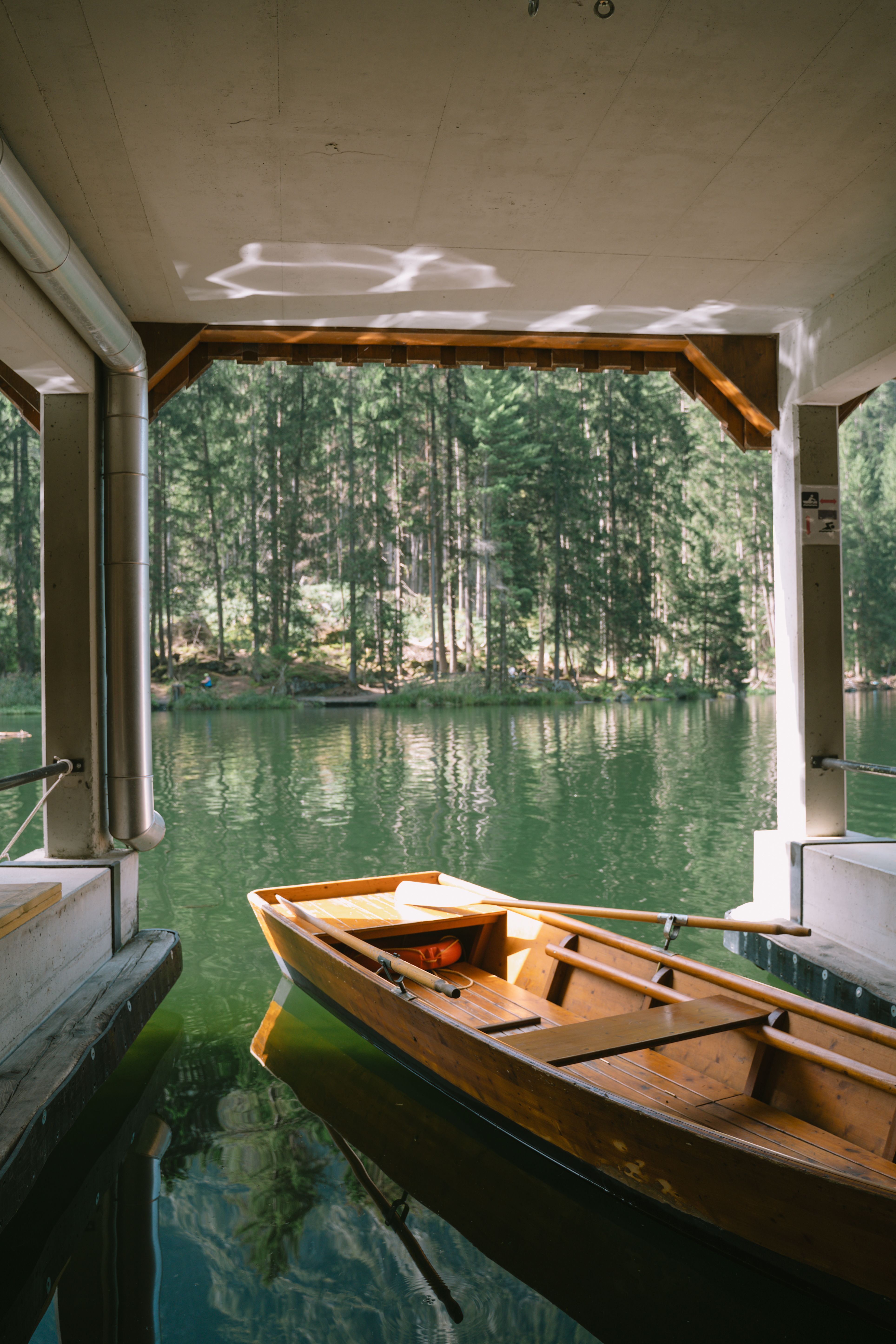 Innenansicht eines Bootshauses am Piburger See. Geparkt ist ein Ruderboot.