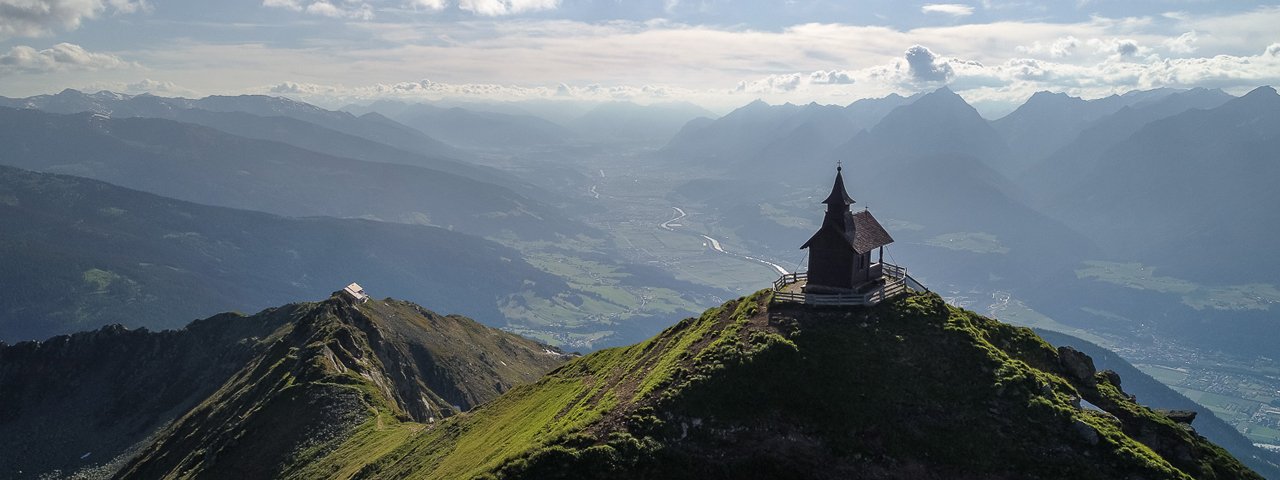 Výhled z kaple Kellerjoch nad chatou Kellerjochhütte, © TVB Silberregion Karwendel