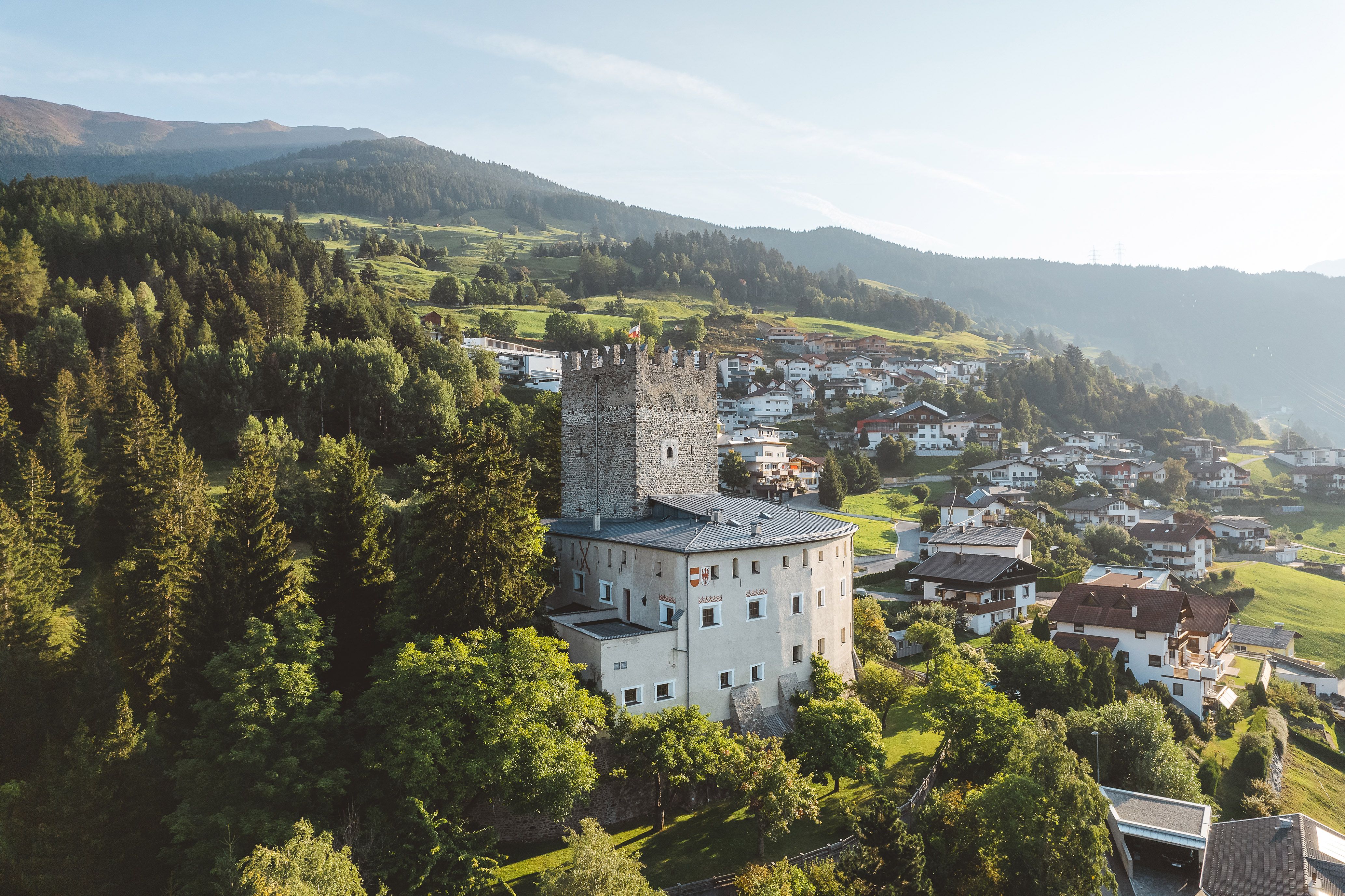 Burgenweg in der Region Tirol West