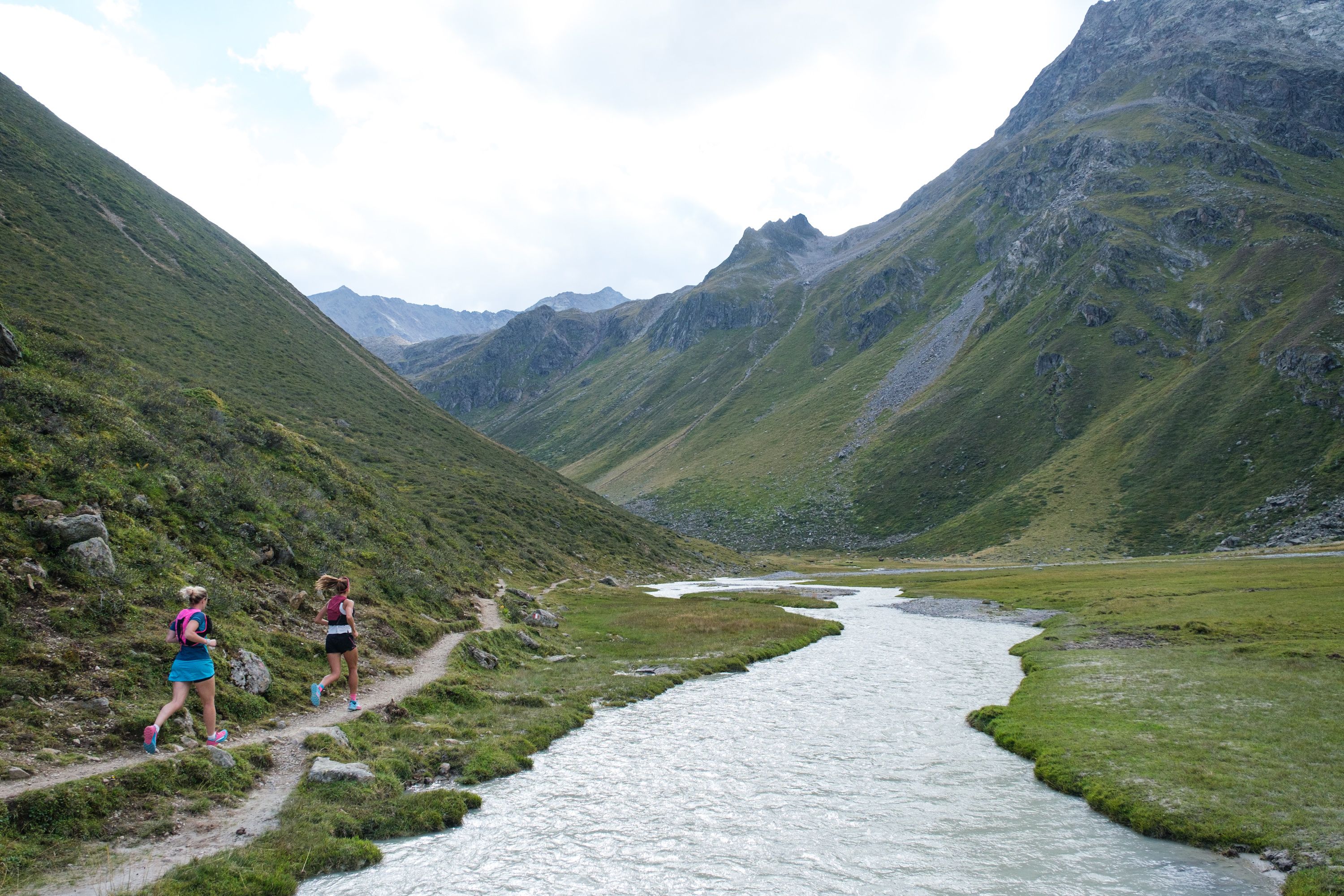 Landschaftsbild mit zwei Personen bei ihrem ersten Trailrun