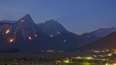 Kotlina Ehrwald nabízí bezkonkurenční panoramatický výhled na ohně, které osvětlují horské svahy Tiroler Zugspitz Areny, © Albin Niederstrasser