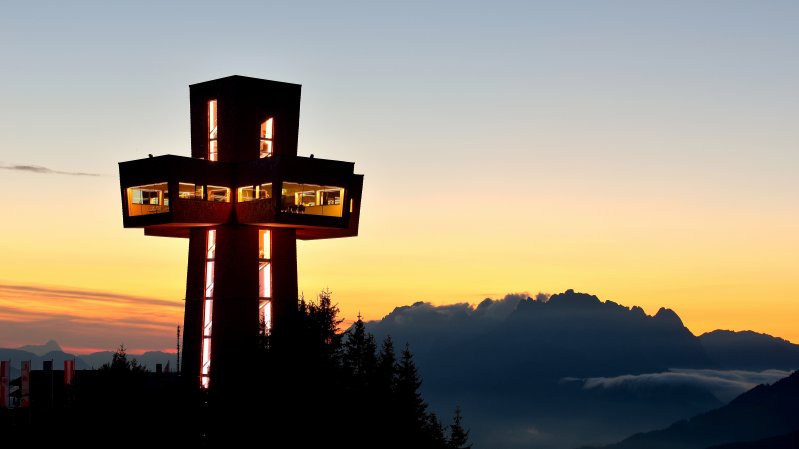 Rozhledna Jakobskreuz při západu slunce, © Bergbahn Pillersee