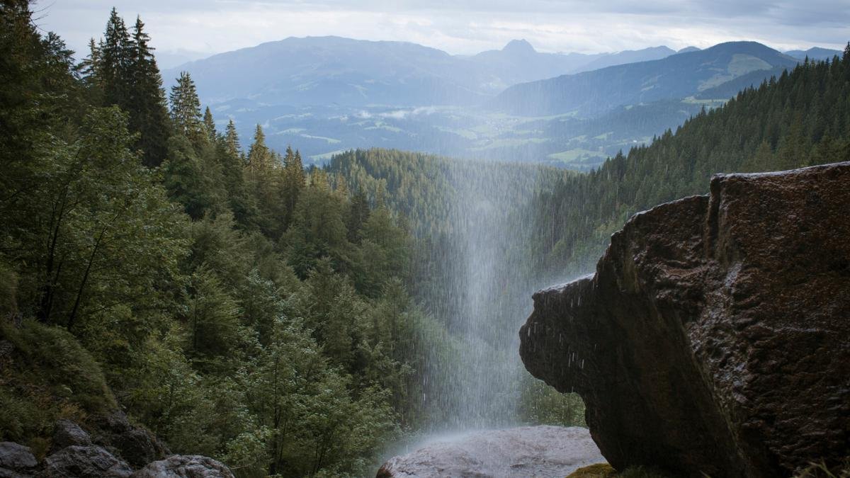 Mezi horolezci se mu říká jednoduše „Schleier“. Kolem 60 metrů vysokého vodopádu Schleierwasserfall poblíž obce Going, kam míří řada návštěvníků tohoto kraje, je vybudováno 150 lezeckých úchytů., © Tirol Werbung/Jens Schwarz
