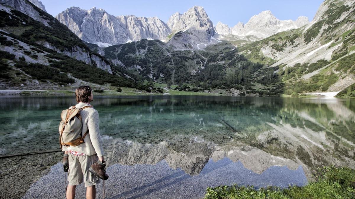 Der Seebensee in der Mieminger Kette gilt als einer der schönsten Bergseen Tirols, in dem sich bei klarer Sicht und Windstille das beeindruckende Zugspitzmassiv spiegelt. 45 Minuten oberhalb des Sees liegt die Cooburger Hütte. Unter ihrer Terrasse liegt der nächste wunderschöne Bergsee, der Drachensee., © Tiroler Zugspitz Arena | U. Wiesmeier