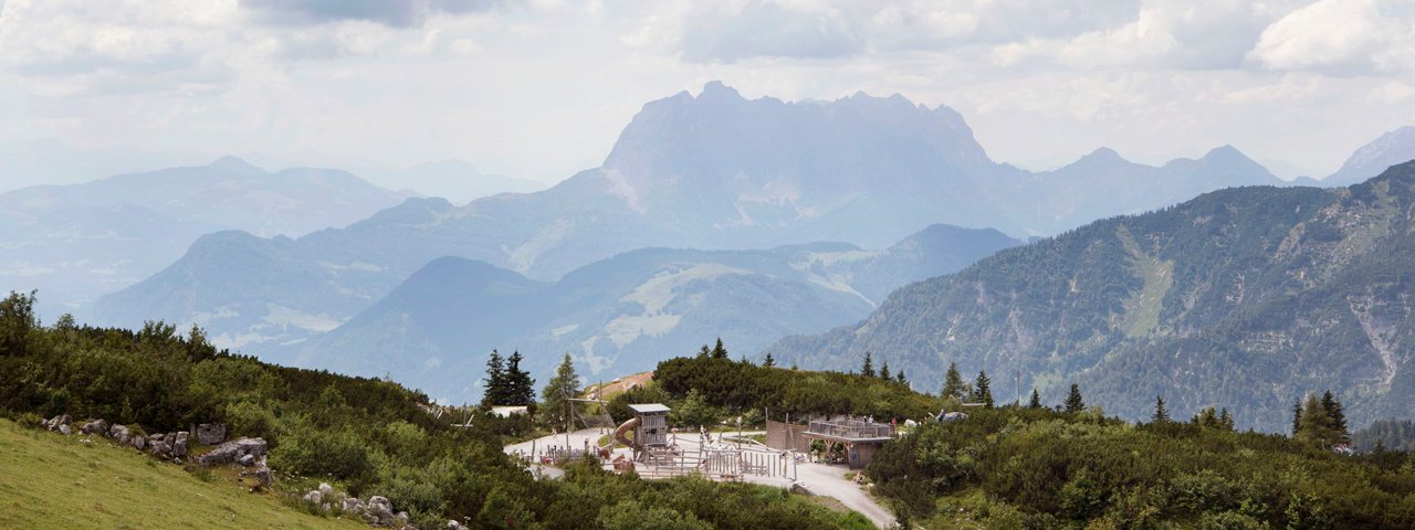 Triassic Park a v pozadí pohoří Wilden Kaisers, © Tirol Werbung/Frank Bauer