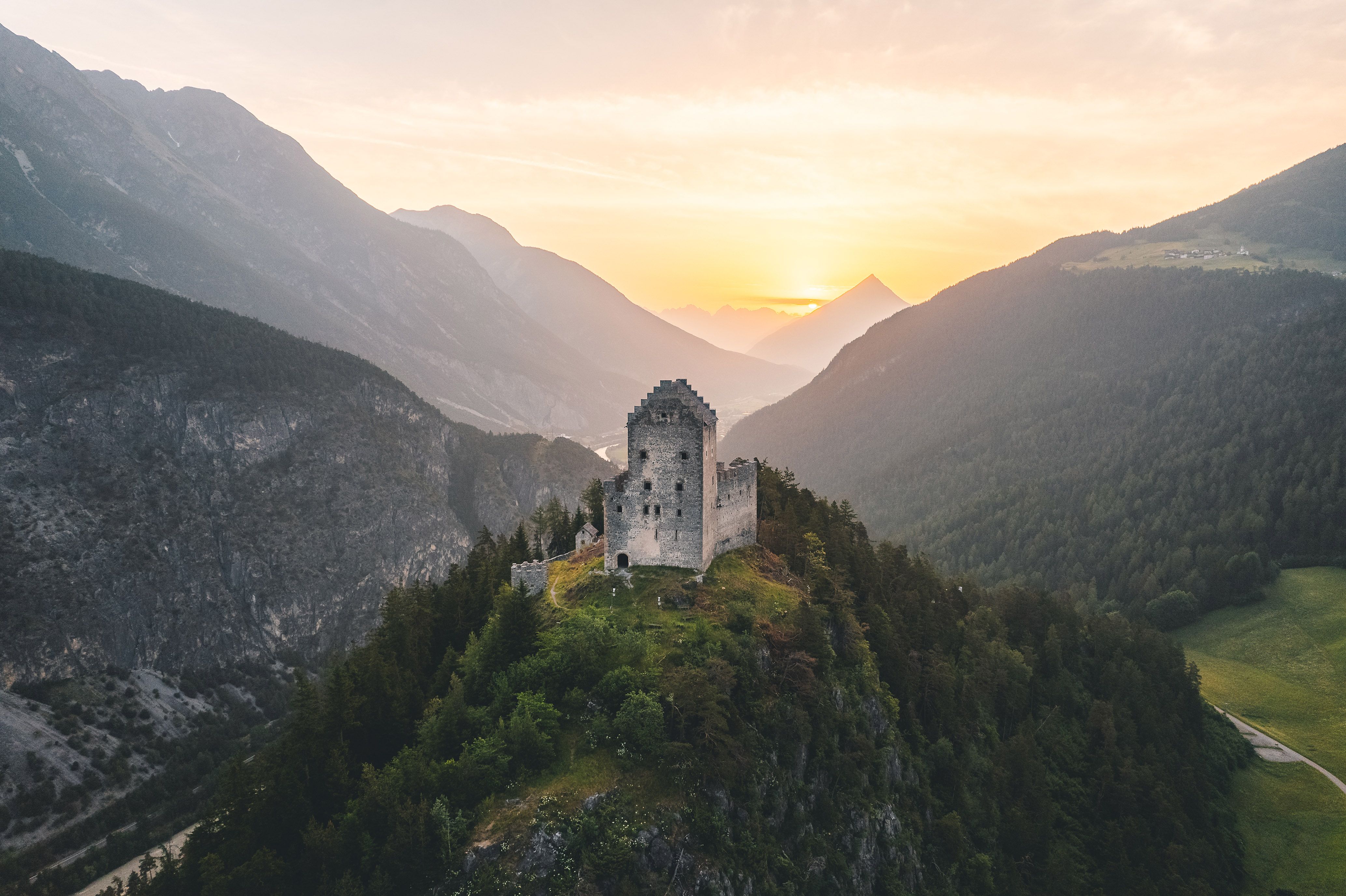 Burgenweg in der Region Tirol West