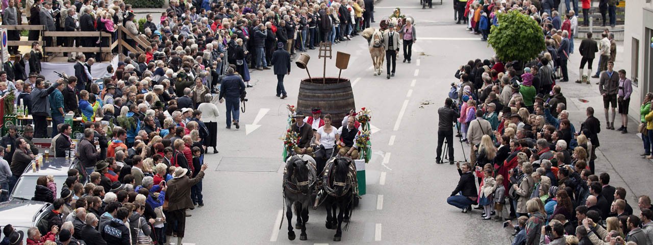 Gauder Fest a skupiny z Rakouska, Jižního Tyrolska a Bavorska, které kráčejí v průvodu ve svých tradičních krojích, © Zillertal Bier