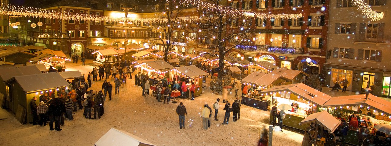 Světelné řetězy nad hlavním náměstím v Lienzu zajišťují v adventním čase snovou atmosféru, © Advent in Tirol