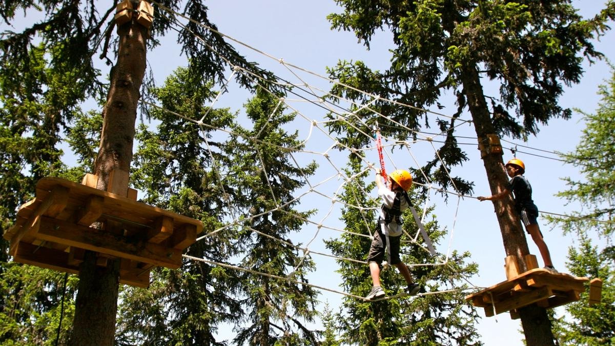 Adventure park Achensee nabízí spoustu zábavy pro celou rodinu. Hlavním lákadlem je lanová překážková dráha s více než 40 plošinami v korunách stromů. Návštěvníci s nervy ze železa si mohou skočit do obřího airbagu (bag jump)., © Abenteuerpark Achensee
