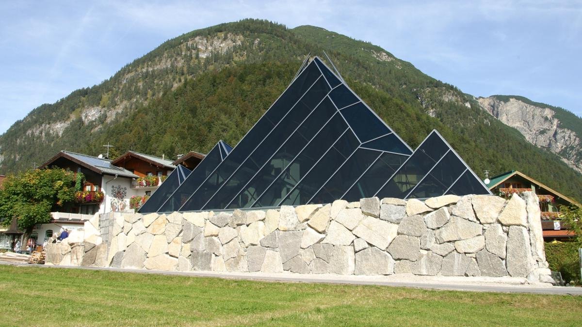 Tirolský kamenný olej je registrovanou obchodní značkou. Navzdory silnému odéru má prokazatelně léčivé účinky. Budova Vitalberg v Pertisau je domovem expozice, která dokumentuje těžbu a využívání kamenného oleje v Tyrolsku., © Achensee Tourismus