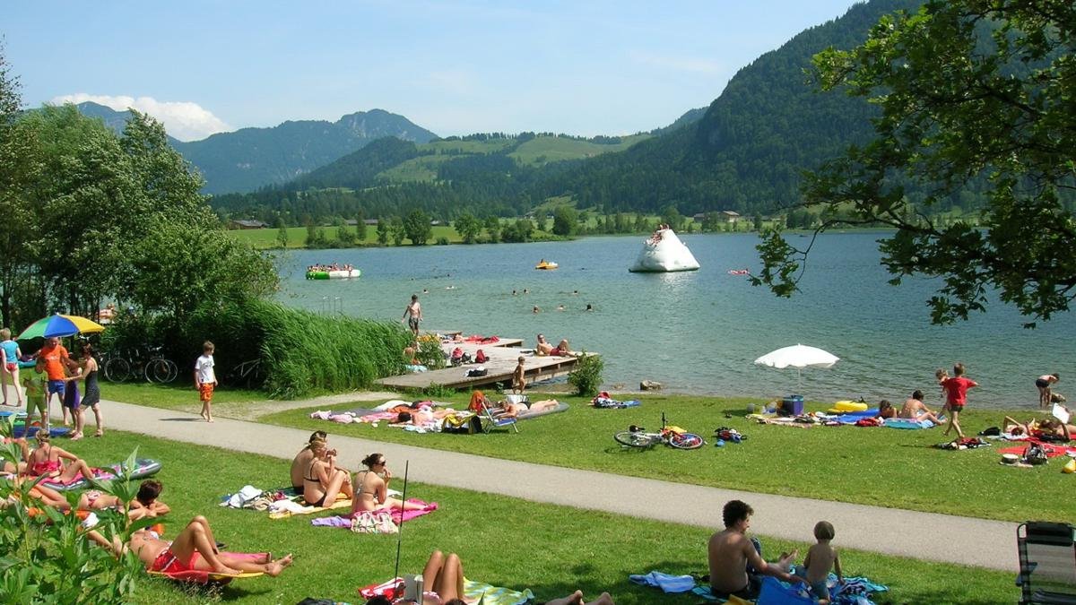 U Walchsee si návštěvníci mohou vybrat, jestli do jezera prostě jen skočí, prozkoumají ho na šlapadle nebo si vyzkouší třeba vodní lyžování., © Kaiserwinkl