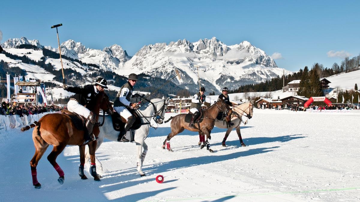Vždy v polovině ledna se do Kitzbühelu sjíždějí celebrity a fanoušci sněžného póla na největší turnaj v tomto exotickém sportu. Světový pohár v pólu je skvělou příležitostí, jak se o tomto rychlém a divokém sportu dozvědět více. Jistě potěší, že vstup na utkání je zdarma., © Kitzbühel Tourismus
