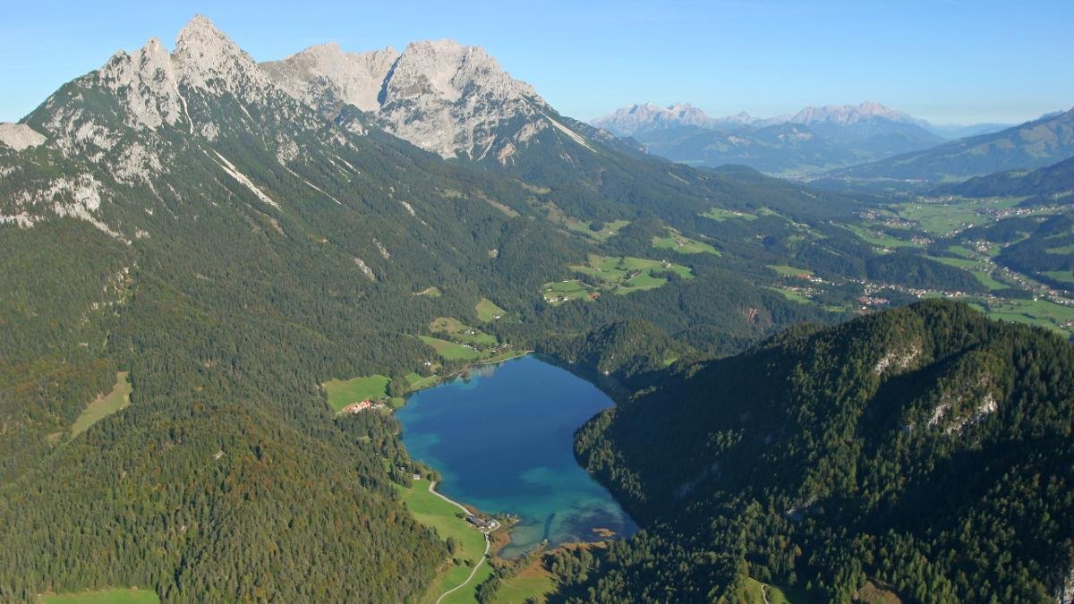 Čtyři kilometry nad Scheffau přímo v srdci přírodní rezervace Wilder Kaiser leží malebné jezero Hintersteiner See, jehož voda patří k nejčistším v celém Tyrolsku. V letních měsících jezero nabízí příjemné ochlazení na horských túrách., © Wilder Kaiser