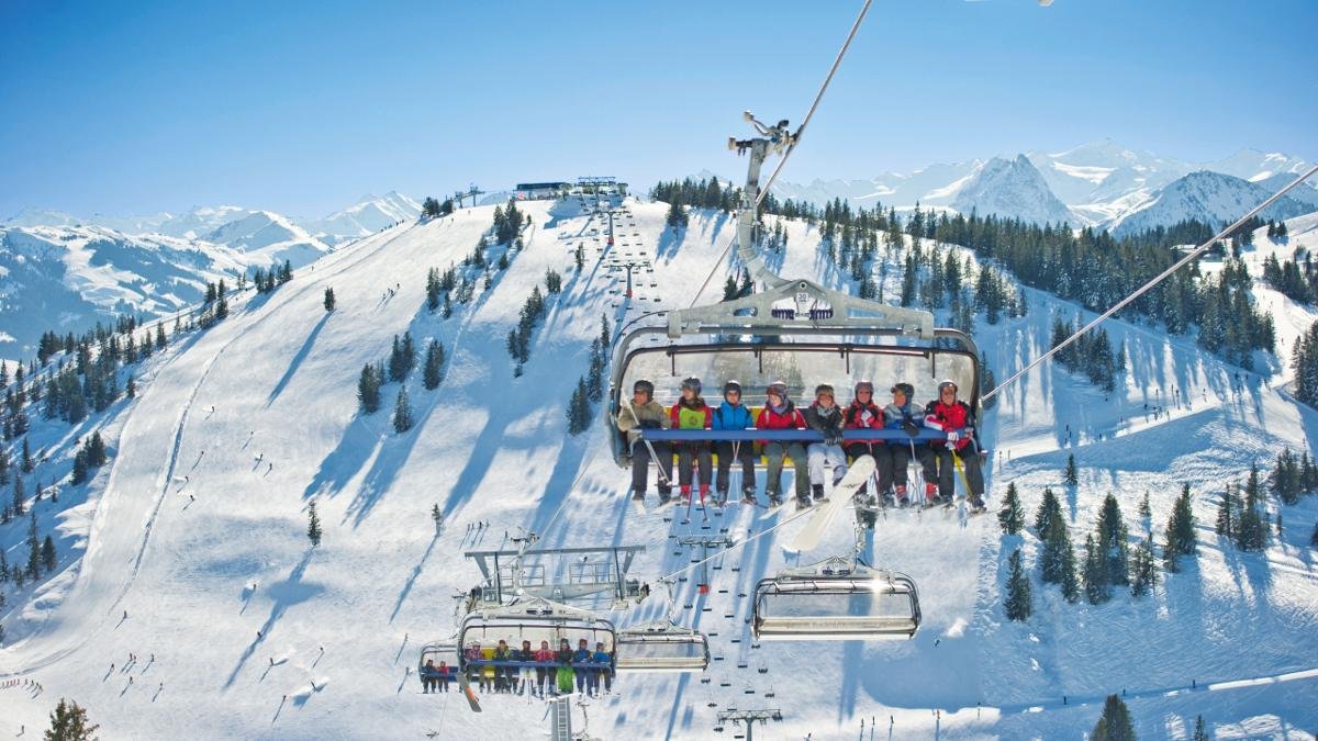 Bezplatná kyvadlová doprava pendluje z Kufsteinu do jedné z největších propojených lyžařských oblastí v Rakousku SkiWelt Wilder Kaiser - Brixental. Kromě toho je přímo v regionu pět menších ski areálů, například Hinterthiersee – tajný tip pro rodiny a začátečníky., © Bildarchiv SkiWelt