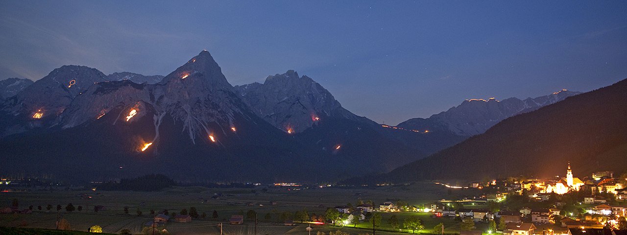Kotlina Ehrwald nabízí bezkonkurenční panoramatický výhled na ohně, které osvětlují horské svahy Tiroler Zugspitz Areny, © Albin Niederstrasser