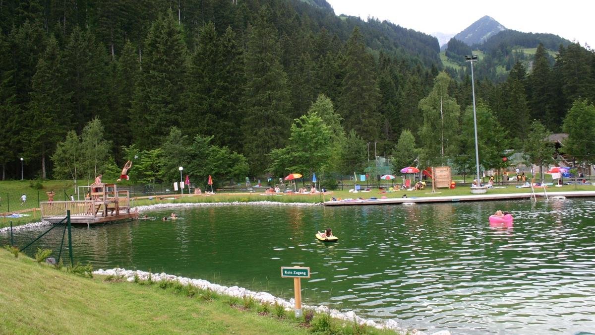 Eine Gaudi für Kinder und Junggebliebene ist der Sport- und Freizeitpark Bichelbach. Im kleinen Badesee mit Sprungturm und Rutsche sowie in der Kinder-Raftinganlage kann fröhlich geplantscht werden. Zudem gibt es Elektroquads und einen Beachvolleyball-Platz., © Freizeitpark Bichlbach