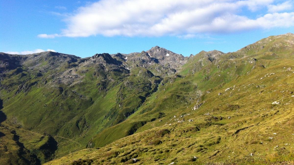 Z tohoto nepřehlédnutelného vrcholu (2762 m) v Tuxských Alpách, který je v zimě velmi oblíbený mezi vyznavači skialpinismu, se otevírají nádherné výhledy na okolní krajinu., © Archiv TVB Mayrhofen/Marina Ram