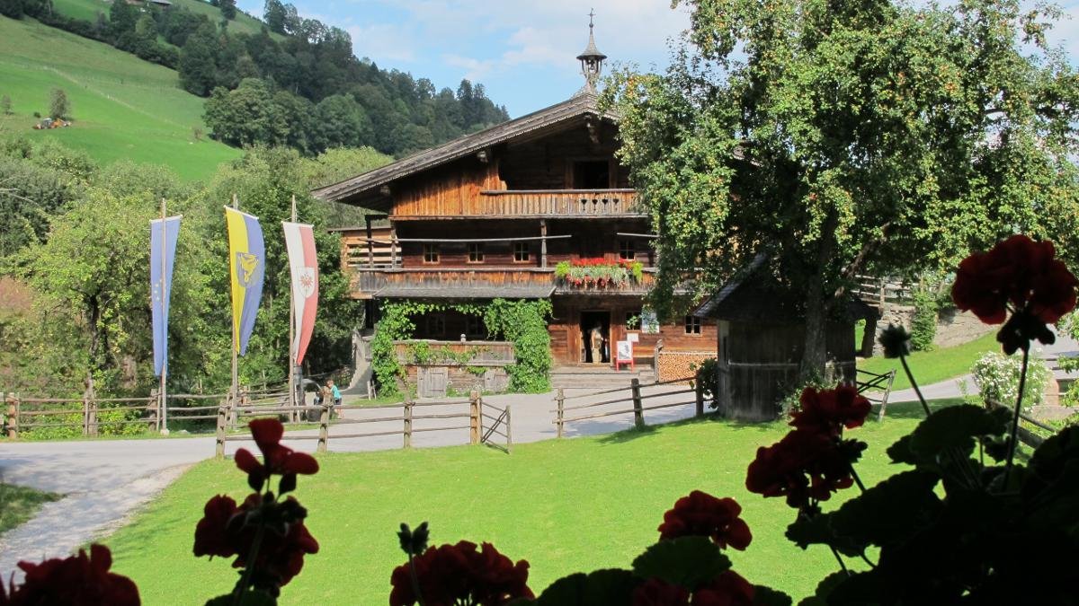 Einen guten Einblick in die Handwerkskünste und das harte Leben früherer Bewohner der Wildschönau gibt das Bergbauernmuseum „z'Bach“ in Oberau. Über 1.200 Exponate wurden aus dem ganzen Tal zusammengetragen – vom Butterfass bis zum Küchenherd., © Wildschönau Tourismus