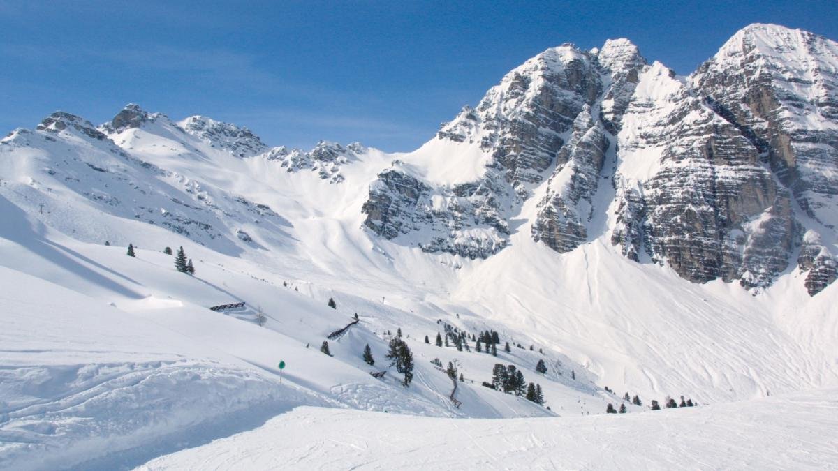 Ski areál Schlick 2000 je tajným tipem lyžařů a snowboardistů z Innsbrucku a okolí. Není příliš velký, ale nabízí náročné terény a pestrou škálu sjezdovek pro všechny věkové i výkonnostní kategorie., © Stubai Tirol