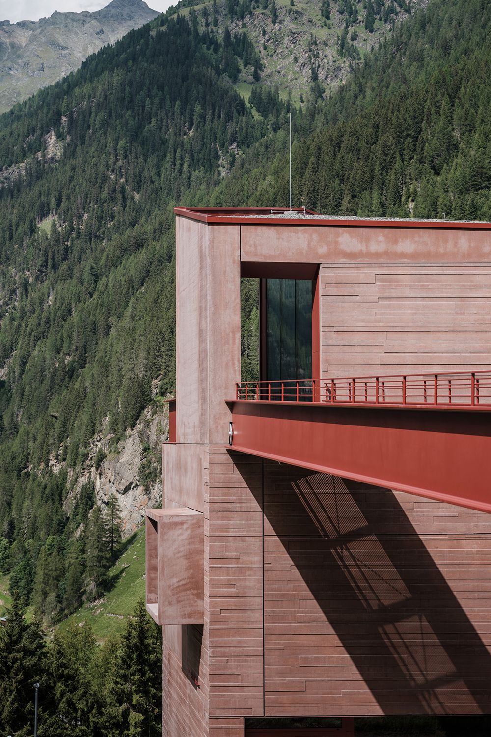 Außenansicht vom Steinbockzentrum, ein modernen rostfarbenes Gebäude in der Pitztaler Bergwelt